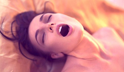
Por que as mulheres fingem orgasmo? Já parou para se perguntar?
Alguns motivos do porquê elas fingem orgasmo na hora do sexo
É complicado para algumas mulheres chegarem à conclusão de que o objetivo do 
sexo não deve ser agradar o parceiro e anular o próprio prazer. Fingir orgasmo é 
um assunto que virou alvo de muitas piadas entre as pessoas, mas você já parou 
para pensar no porquê elas fazem isso?
A pornografia criou a expectativa de que a penetração faz 
todas as mulheres gozarem e elas acabam deixando de tentar solucionar a 
problemática.

	<